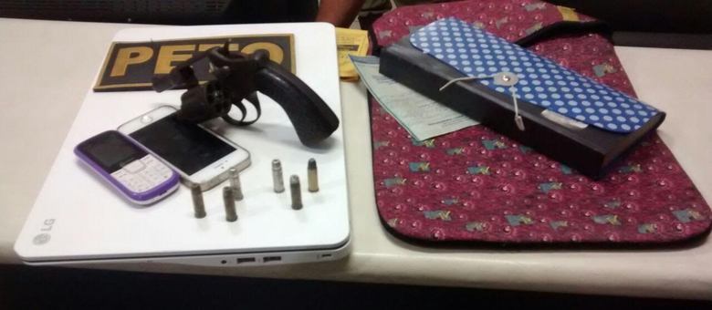 Arma utilizada no crime e os objetos roubados