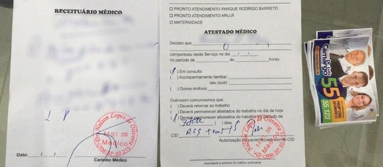 Junto com o atestado médico, a paciente recebeu "santinhos" do candidato à prefeitura da cidade