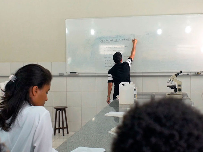 Para a estudante Emile Santos, a experiência vivida aos sábados letivos é estimulante. — Desde a primeira vez que a professora chegou falando da oficina, eu já disse a ela que queria fazer. Achei algo interessante. Imagine você botar uma coisa sua em uma prateleira e o pessoal comprar para usar. É legal