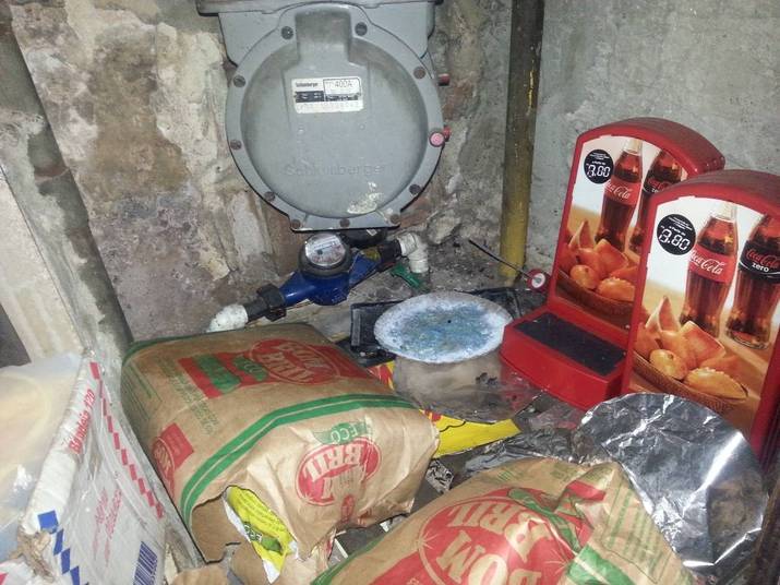 Os fiscais determinaram a realização imediata de serviços de limpeza da cozinha e reservatórios de água e de dedetização. Somente nesta padaria, os fiscais descartaram cerca de 33 kg de alimentos impróprios ao consumo, entre doces, frios, recheios e massas para fazer os produtos Os fiscais determinaram a realização imediata de serviços de limpeza da cozinha e reservatórios de água e de dedetização. Somente nesta padaria, os fiscais descartaram cerca de 33 kg de alimentos impróprios ao consumo, entre doces, frios, recheios e massas para fazer os produtos