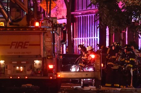 Bombeiros socorrem as vítimas no local; não houve mortes