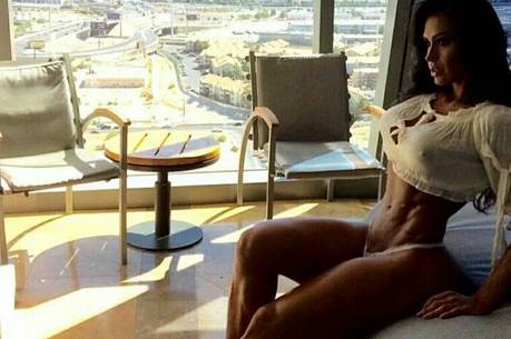 Gracyanne Barbosa posou sensual em Las Vegas