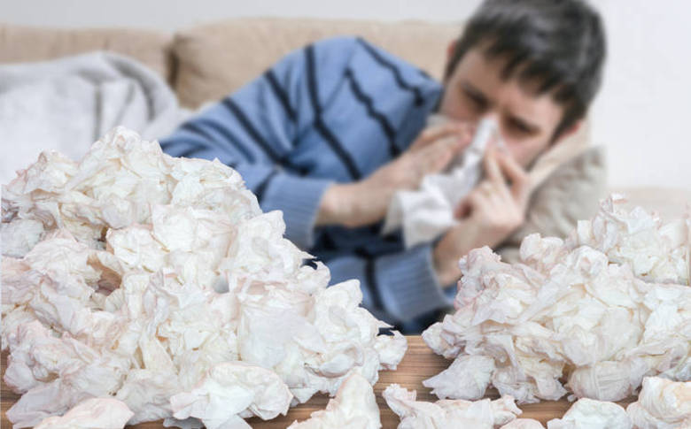 A pneumonia é a quarta doença que mais mata no Brasil, além de ser o principal motivo de internações no SUS (Sistema Único de Saúde). Segundo dados da OMS (Organização Mundial da Saúde), são 900 mil casos por ano no País. Apesar de ser uma doença comum, uma pesquisa realizada pelo Instituto APluSA mostrou que a maior parte dos idosos — grupo que mais morre vítima da doença — desconhece a vacina preventiva.O coordenador da Comissão de Infecções Respiratórias da Sociedade Brasileira de Pneumologia e Tisiologia, Mauro Gomes, explicou ao R7 quais são os principais sintomas da doença, além de suas variações, tratamentos e riscos. Veja a seguir *Colaborou Talyta Vespa, estagiária do R7