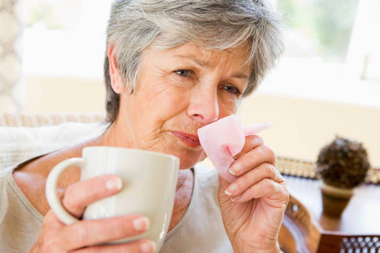 Há um grupo de risco?O especialista explica que a pneumonia é uma doença que pode atingir pessoas de todas as idades, contudo, idosos têm mais chances de morrer em decorrência dela. Isso porque o sistema imunológico de pessoas com mais de 60 anos já está mais debilitado, além de que muitas têm outras doenças e são medicadas diariamente, o que acaba diminuindo a resistência imunológica. Além disso, pacientes com cirrose, problemas cardíacos, câncer, AIDS ou doenças respiratórias crônicas podem contrair a pneumonia mais facilmente