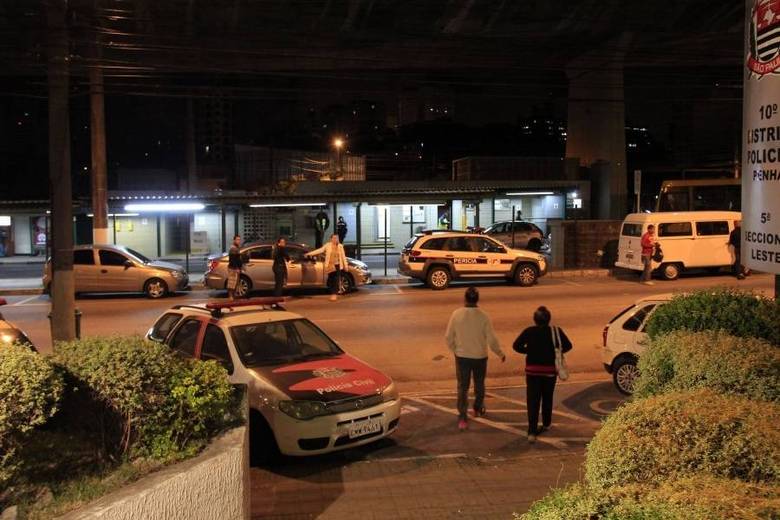 Apesar da confissão, ainda não é
possível saber qual substância exata que foi colocada no chocolate, mas a
polícia já afirma que seria um veneno. Seis adolescentes de 12 anos foram internadas após consumir o produto — duas chegaram a ficar na UTI. As adolescentes já tiveram alta e passam bem Apesar da confissão, ainda não é
possível saber qual substância exata que foi colocada no chocolate, mas a
polícia já afirma que seria um veneno. Seis adolescentes de 12 anos foram internadas após consumir o produto — duas chegaram a ficar na UTI. As adolescentes já tiveram alta e passam bem