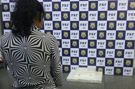 Droga estava escondida em uma caixa de sapato, embrulhada para presente
