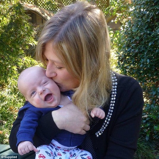 Depois de viajar para a África do Sul para uma última tentativa de ter seu filho via inseminação artificial, ela engravidou em meados de 2015 e deu à luz um menino, Liam, em 26 de fevereiro deste ano. Agora, ela pretende voltar ao país em novembro, para tentar uma segunda gravidez(Com informações do Daily Mail)