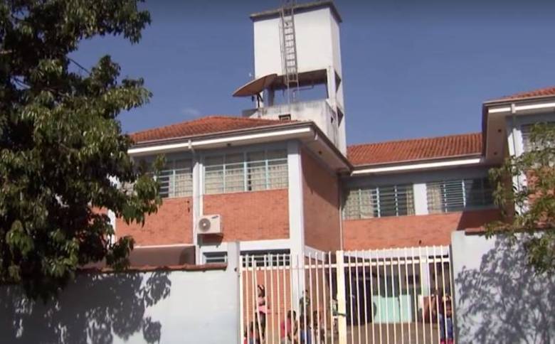 Outra mulher, mãe
de um menino, disse que o professor também era agressivo com os alunos. Em algumas
ocasiões, ele batia a carteira no peito das crianças. O filho dela chegou a ser
puxado pela camisa e obrigado a apagar um vídeo que tinha feito da aula