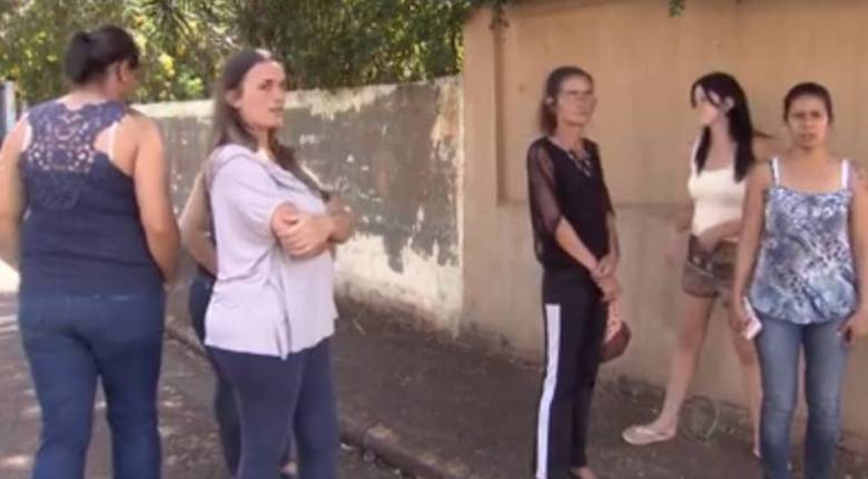 De acordo com uma
das mães entrevistadas pela Rede Record, os abusos consistiam principalmente em
massagens nos ombros, cintura e coxas. Em outras alunas, ele chegou a acariciar
as partes íntimas