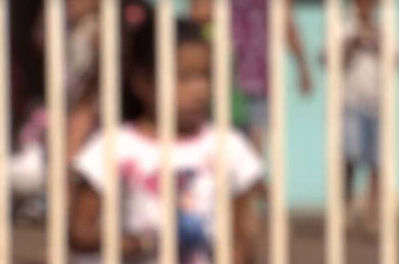 Um professor de uma
escola municipal é suspeito de abusar sexualmente de pelo menos
seis alunas em Serra Azul, no interior de São Paulo. A denúncia foi feita por
mães de alunos. O docente foi afastado de suas funções