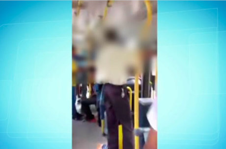 Após a vítima reagir, o idoso levanta para desembarcar do ônibus