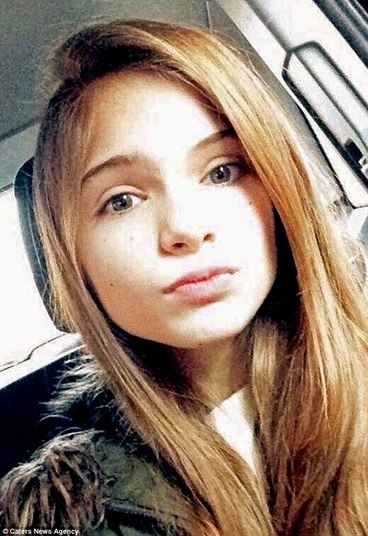 No entanto, quando o nódulo triplicou em tamanho, ela contou a
verdade à mãe e foi ao médico. Os especialistas revelaram que ela tinha um rabdomiossarcoma
alveolar — uma forma de câncer nos tecidos moles. Mas depois de seis meses de intenso tratamento, o tumor foi
erradicado e ela está no caminho da recuperação.

A mãe, Samantha Waters-Long, de 42 anos, relembrou o momento em
que descobriu a doença da filha:

— A família ficou arrasada. Eu fiquei sem chão. Mas, apesar da
idade dela, minha filha foi muito forte. Estou muito orgulhosa dela