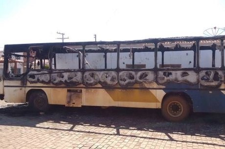 O dono do veículo na companhia de moradores da região tentaram apagar o fogo, mas sem sucesso