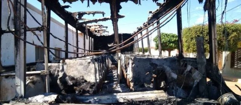 ônibus ficou completamente destruído