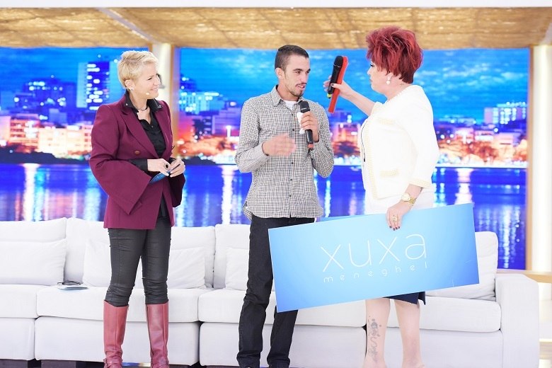 Além de ganhar muitas surpresas no palco, Nany People o levou até a praia para conhecer o mar pela primeira vez