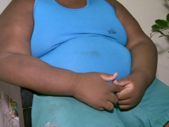 Um menino de 12 anos vive o drama da obesidade na capital baiana. Pesando 130 quilos, ele precisa de ajuda para perder peso e sofre com as chacotas doa colegas na escola.— Dá vergonha porque fui motivo de chacota da escola um 'bocado' de tempo. Me chamavam de baleia, é chato. Quando lembro é triste, Queria jogar bola, queria ser normal, igual a qualquer outra pessoaExperimente grátis toda a programação da Record no R7 Play