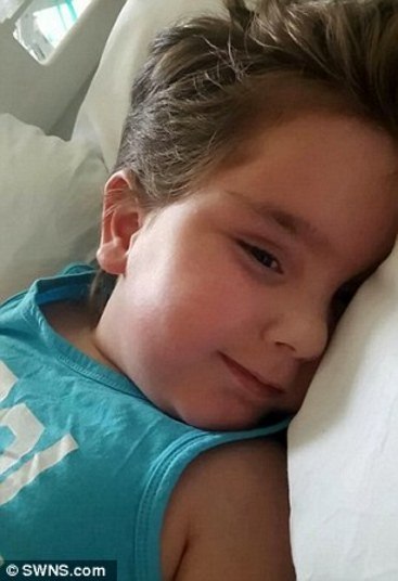 Mesmo os paramédicos chegando e conseguindo desengasgar o menino, seu cérebro foi privado de oxigênio por 45 minutos