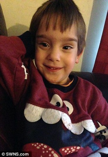 O pequeno Dylan Woodley estava comendo um sanduíche de presunto quando engasgou com um pedaço do lanche, que ficou preso em sua garganta. Sua mãe Ally Wheatley, tentou desesperadamente fazê-lo cuspir a comida, mas ele sofreu um ataque cardíaco em seus braços