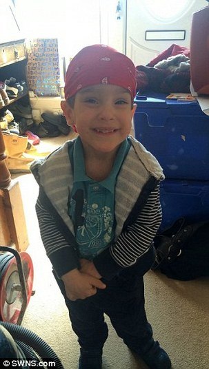 'Tem sido difícil, mas ver ele lutando todos os dias me faz continuar', afirma a mãe do menino