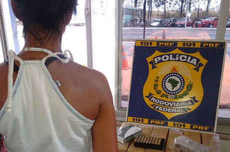 A suspeita foi encaminhada com o produto apreendido para a delegacia de polícia judiciária local