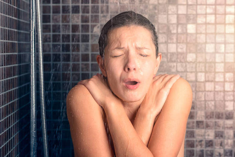 A urticária aquagênica é uma doença extremamente rara: no mundo todo,
existem apenas 35 casos divulgados A urticária aquagênica é uma doença extremamente rara: no mundo todo,
existem apenas 35 casos divulgados
