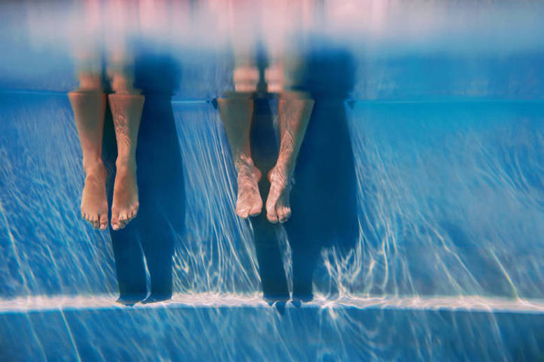 Você já se imaginou tendo que evitar o contato com a água? Parece difícil, não? Mas para
portadores de uma alergia rara chamada urticária aquagênica, o mar, uma piscina e até mesmo o banho são
realidades perturbadoras. Isso porque essas pessoas têm alergia direta à água *Por Talyta Vespa
Você já se imaginou tendo que evitar o contato com a água? Parece difícil, não? Mas para
portadores de uma alergia rara chamada urticária aquagênica, o mar, uma piscina e até mesmo o banho são
realidades perturbadoras. Isso porque essas pessoas têm alergia direta à água *Por Talyta Vespa