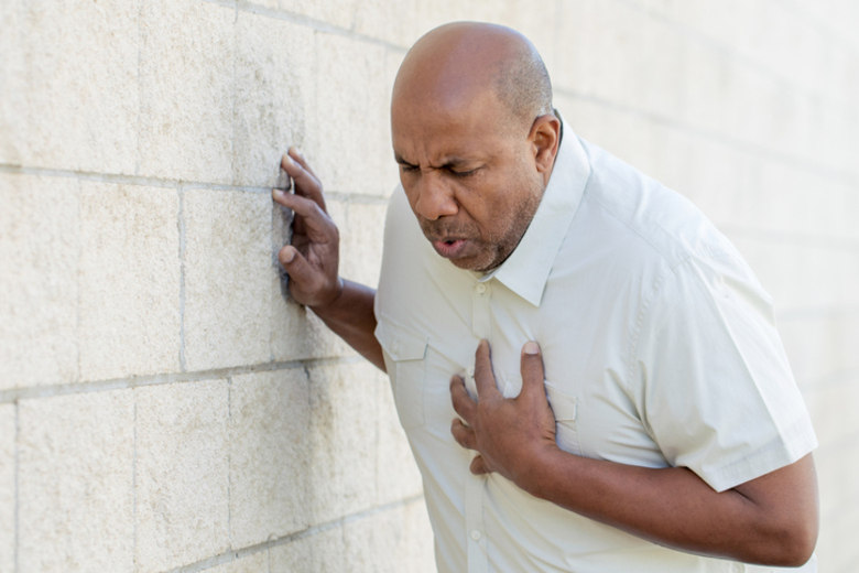 Doenças cardiovascularesO que são: São problemas que afetam
diretamente o sistema circulatório, prejudicando vasos sanguíneos e o coração.
Na maioria das vezes, são causadas por pressão alta, sedentarismo, tabagismo,
obesidade ou diabetes.Como prevenir: Fazer exames de rotina
anualmente, manter uma dieta equilibrada, beber bastante líquido e fazer
atividades físicas. Além disso, não fumar, manter o peso ideal e o colesterol
em níveis adequados são medidas essenciais para evitar as doenças
cardiovasculares.Tratamento: É necessário procurar um cardiologista para entender as causas do problema e receber o tratamento adequado. No entanto, normalmente, recomendam uma mudança de hábitos alimentares e exercícios físicos, além de medicamentos 