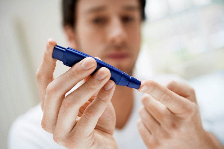 Diabetes O que é: O diabetes é o aumento das taxas de glicemia no sangue, ocasionados pela incapacidade do pâncreas de produzir insulina em quantidade suficiente. É a insulina que baixa o índice glicêmico no sangue, uma vez que permite que o açúcar penetre nas células. Como prevenir: A diabetes ocorre também por fatores genéticos, mas há hábitos do dia a dia que podem ajudar a evitar que a doença se manifeste. Ter uma dieta balanceada, praticar exercícios físicos e evitar comidas gordurosas são boas formas de cuidar da saúde e prevenir o desenvolvimento da diabetes. Tratamento: Os tratamentos para a diabetes se resumem à mudança de hábitos como prática de exercícios físicos e dieta sem adição de açúcar. A glicemia deve ser controlada constantemente pelo aparelho e, de acordo com as recomendações de um endocrinologista, o paciente pode precisar fazer aplicações de insulina durante o dia 