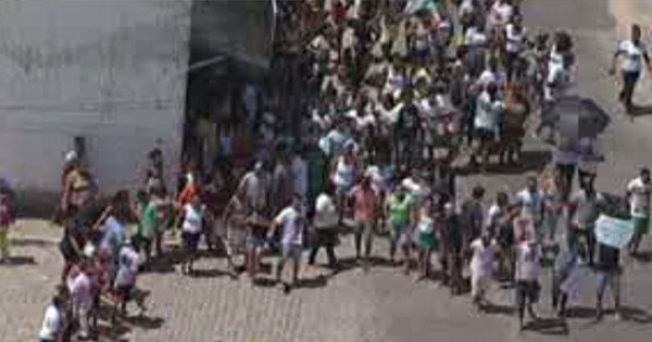 Protesto em Barra do Pojuca após morte de morador reúne cerca de ... - R7