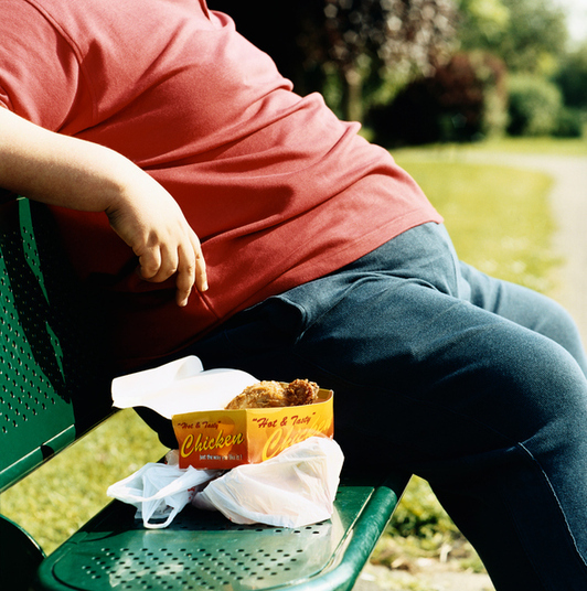 ObesidadeO que é: A doença se dá pelo acúmulo excessivo de gordura corporal, e é medida pelo IMC (Índice de Massa Corporal). Pessoas com IMC superior a 30 kg/m². Normalmente está atrelada a colesterol e triglicérides altos, além de contribuir para o aumento da pressão arterial e aumentar as chances de ter problemas cardiovasculares e diabetes. Como prevenir: Manter uma dieta balanceada e exercícios físicos são a melhor forma de evitar a obesidade.Tratamento: Mudança de hábitos alimentares e prática de exercícios físicos são as medidas que mais contribuem com o emagrecimento. Para casos extremos, especialistas recomendam a cirurgia bariátrica. No entanto, a medida só vai ser permanente se o paciente cuidar da alimentação e do estilo de vida 