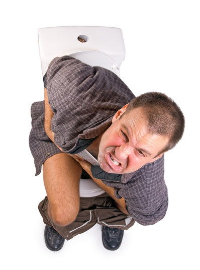 HBP (Hiperplasia Benigna de Próstata)O que é: a HBP é uma doença que faz com que a próstata aumente, fazendo com que em menor quantidade, mas muitas vezes ao dia. Normalmente, o problema atinge homens com 60 anos ou mais, mas há exceções. A doença é silenciosa, o único sintoma aparente é a dificuldade de urinar, uma vez que, a próstata aumentada comprime a uretra, por onde passa a urina.Como prevenir: De acordo com Arêas, a doença não tem
prevenção, pois é um problema genético. Por isso, os exames de rotina ajudam a
detectá-la mais cedo para que possa ser tratada.  Tratamento: O primeiro tratamento é o medicamentoso, indicado para o paciente que está com a próstata em torno de  60 g a 80 g. Se
ele não responder à medicação, pode ser feita uma cirurgia de modo
pouco invasivo pelo canal da uretra, onde um aparelho tem a função de
desobstruir o canal, explicou o médico. Em casos de crescimento exacerbado como 200 g ou 300 g, a
próstata crescida — que fica “acoplada” ao órgão original — é retirada por método cirúrgico.
— É como tirar um gomo de uma mexerica.
A próstata vai continuar lá, só o crescimento que é retirado pela cirurgia 