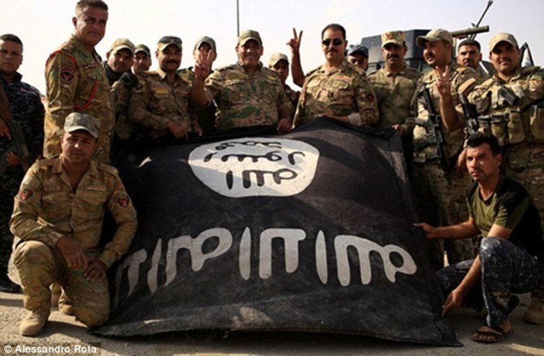 Engenheiro das forças curdas, o coronel Nawzad Kamil Hassan disse ao The Observer que o Estado Islâmico usa os brinquedos como armas porque sabem que os peshmerga (combatentes curdos) não vão tocar nos objetos — mas as crianças vão