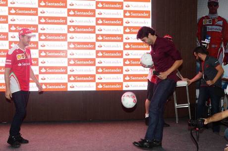 Vettel e Kaká bateram bola em evento do patrocinador