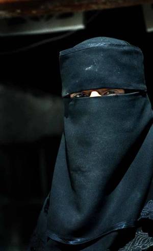 Niqab (imagem) é um tipo de vestimenta islâmica que deixa apenas os olhos à mostra