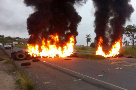 Um dos protestos foi realizado na BR 101