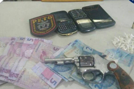 Um dos suspeitos estava com uma arma na cintura