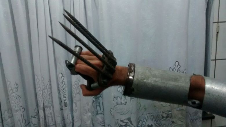 Porém, Fernando foi armado com um bracelete, na mão esquerda, que é feito de chapas de zinco acoplado com garras de metal. Além do apetrecho que se  se assemelha com as mãos do personagem de quadrinhos Wolverine, o homem também estava com um facão na mão direita