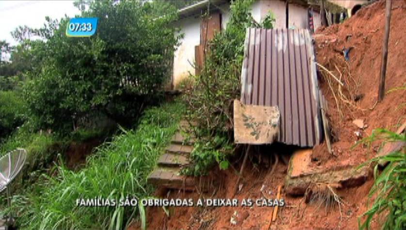 Deslizamento De Terra Destr I Quatro Casas E Deixa Pessoas