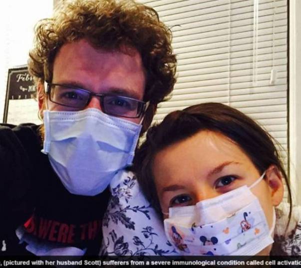Johanna Watkins, de 29 anos, mora em Minnesota (EUA), e sofre
de uma grave condição imunológica chamada síndrome de ativação celular. Por conta
da doença, ela tem alergia a quase tudo: luz do sol, diversos alimentos e
bebidas e até pessoas. O marido da jovem precisa morar num
andar separado. As informações são do jornal britânico Daily Mail Johanna Watkins, de 29 anos, mora em Minnesota (EUA), e sofre
de uma grave condição imunológica chamada síndrome de ativação celular. Por conta
da doença, ela tem alergia a quase tudo: luz do sol, diversos alimentos e
bebidas e até pessoas. O marido da jovem precisa morar num
andar separado. As informações são do jornal britânico Daily Mail