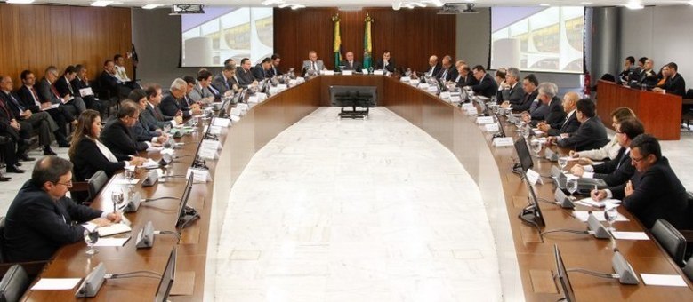 Congelamento salarial e corte de pessoal são algumas medidas. Foto: Beto Barata/PR