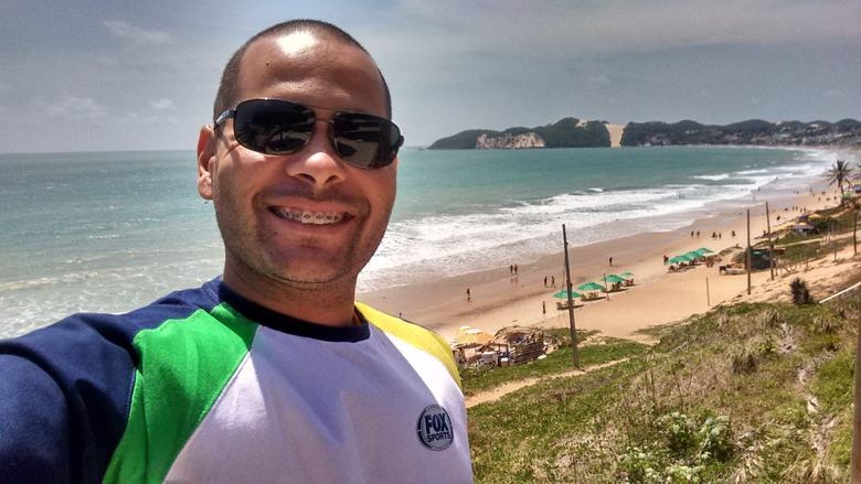 Rodrigo Santana Gonçalves (Rodrigo Santana) - Fox (Repórter cinematográfico)Perfil: Rodrigo Santana era repórter cinematográfico na emissora FOX. Ele trabalhava na área de esportes da empresa. O cinegrafista tinha 35 anos 