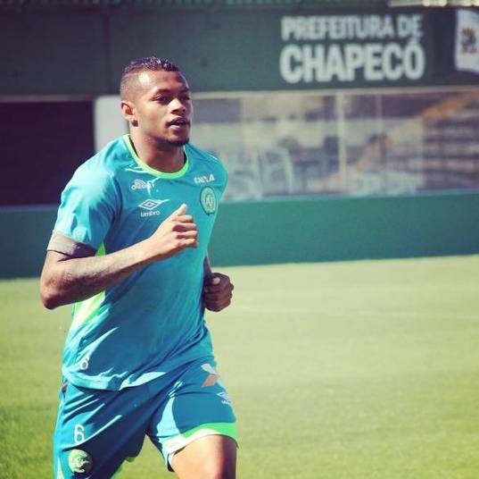 Dener Posição: Lateral-esquerdoPerfil: Dener Braz nasceu no dia 28 de junho de 1991 (25 anos) em Bagé, Rio Grande do Sul. Jogou pelos times do Grêmio, Veranópolis e Vitória antes de chegar na Chapecoense