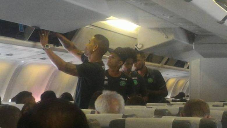 O jornalista Rafael Henzel publicou em seu perfil nas redes sociais uma foto dos jogadores dentro da aeronave pouco antes do avião levantar voo O jornalista Rafael Henzel publicou em seu perfil nas redes sociais uma foto dos jogadores dentro da aeronave pouco antes do avião levantar voo