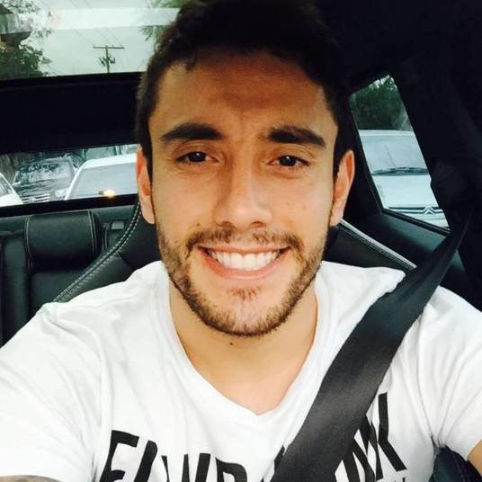 Alan Ruschel, de 27 anos, lateral esquerdo da Chapecoense, está entre os sobreviventes. De acordo com a imprensa local, ele foi o primeiro a ser resgatado com vida Alan Ruschel, de 27 anos, lateral esquerdo da Chapecoense, está entre os sobreviventes. De acordo com a imprensa local, ele foi o primeiro a ser resgatado com vida