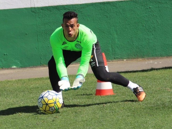 Danilo Posição: Goleiro Perfil: O guarda-metas da
Chapecoense, Marcos Danilo Padilha, nasceu em Cianorte, no Paraná, no dia 31 de julho de 1985. Foi um
dos destaques da Chape tanto no Campeonato Brasileiro como na Copa
Sul-Americana, quanbdo fez defesas milagrosas. Danilo começou sua carreira no pequeno Cianorte