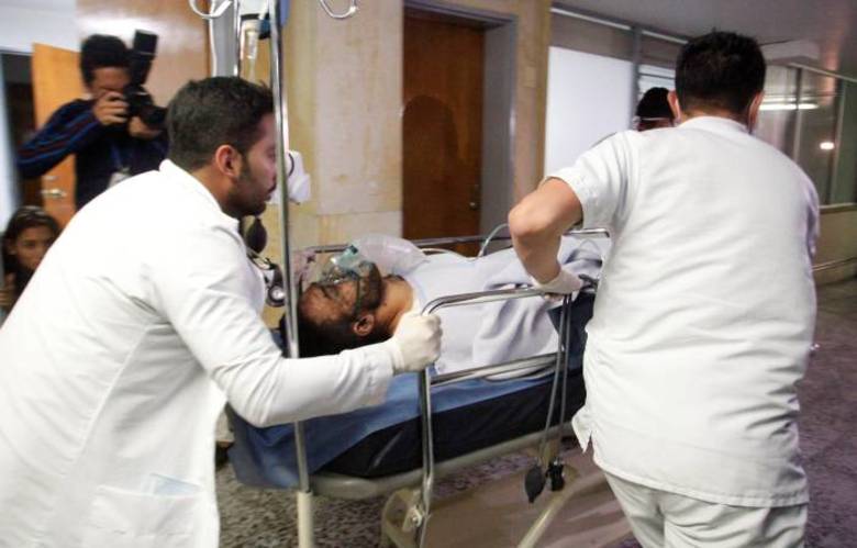 A agência Reuters divulgou uma imagem mostrando a chegada do jogador Alan Ruschel, que sobreviveu ao acidente, no hospital