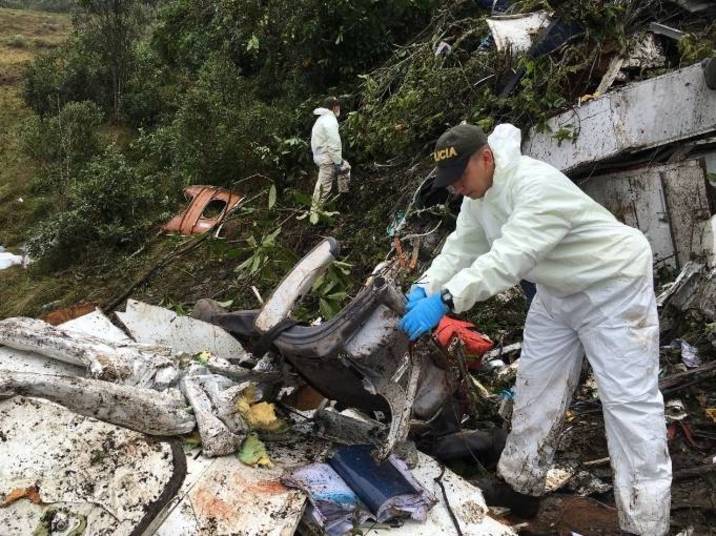 A região onde o avião caiu é de difícil acesso e fortes chuvas atrapalham as equipes de resgate