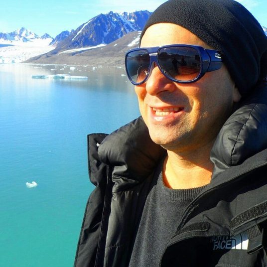 Ari de Araújo Junior - Globo (Repórter
cinematográfico)Perfil: Nascido em Trindade, em Goiás, se mudou para o Rio de Janeiro em 2012. Seu primeiro emprego foi no SBT e, depois, passou a trabalhar na TV Anhanguera, afiliada da Globo. Ari tinha 46 anos e deixa a esposa e três filhos 