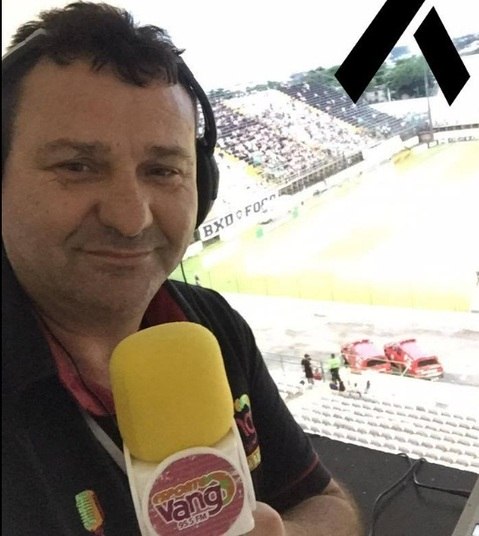 Jacir Biavatti (Jotha Biavatti) - Rádio Vanguarda FMPerfil: Jacir Biavatti, conhecido como Jotha Biavatti, era repórter
da rádio Vanguarda FM, de Chapecó. A rádio se pronunciou no Facebook:

— Hoje o dia amanheceu cinzento, nebuloso e chuvoso. Não
poderia ser diferente: próximo das 3h da manhã, recebemos aqui no Brasil a
triste notícia de que o avião que estavas teria caído, juntamente com todo o
time da Chapecoense, um grande time por sinal