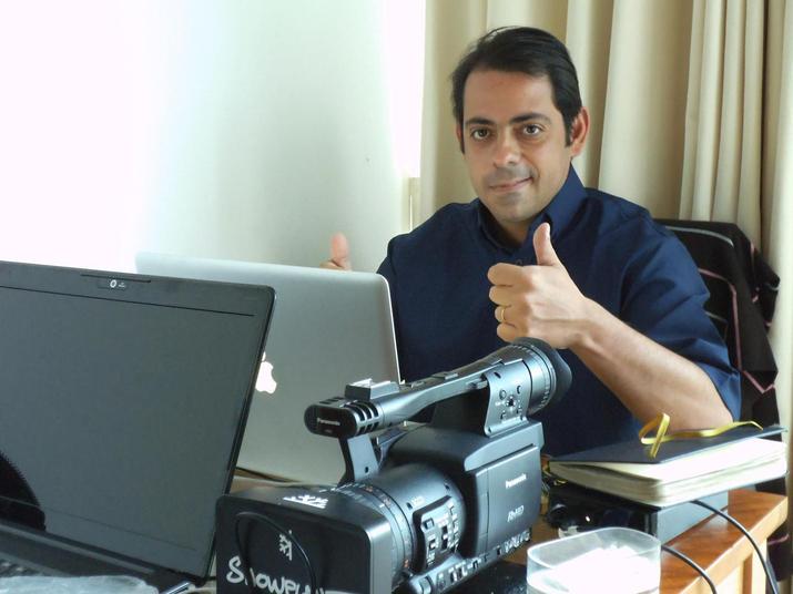 Victorino
Miranda (Victorino Chermont) – Fox (Comentarista
esportivo)Perfil: Atuou antes como comentarista na SporTV. Além de comentar
partidas de futebol, era especialista em turfe. Sócio do Jockey Clube
Brasileiro, chegou a ter cavalos de corrida